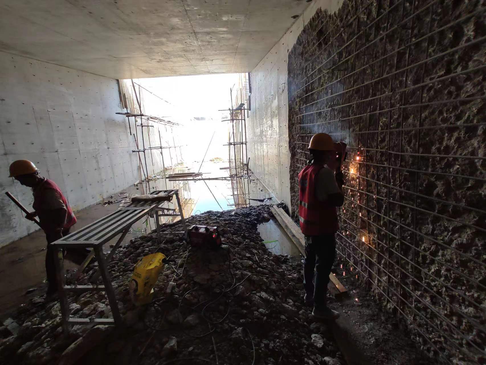 海南藏族挖断承重墙导致楼体开裂，加固施工方案出炉